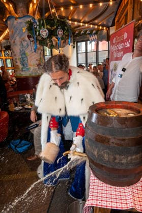 Muenchen, Pressekonferenz zur Wirtshauswiesn 2027 beim Spoeckmeier, Koenig Ludwig zapft das Bierfass an *** Munich, press conference for the 2027 Wirtshauswiesn at Spoeckmeier s; King Ludwig taps the beer keg