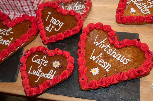 Muenchen, Pressekonferenz zur Wirtshauswiesn 2027 beim Spoeckmeier, eine Mitarbeiterin vom Cafe Luitpold verzieren und Lebkuchenherzen mit dem gewuenschten Schrifzug *** Munich, press conference for the 2027 Wirtshauswiesn at Spoeckmeier; a staff member from Cafe Luitpold decorates gingerbread hearts with the desired inscription