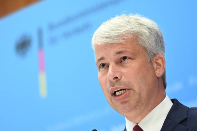 Bundesverkehrsminister Steffen BILGER waehrend der Pressekonferenz Bundesverkehrsminister Steffen Bilger laedt zum Spitzengespraech Niedrigwasser am 06.08.2026, Bonn Deutschand, *** Federal Minister of Transportation Steffen BILGER during the press conference Federal Minister of Transportation Steffen Bilger Hosts High-Level Meeting on Low Water Levels on August 6, 2026, in Bonn, Germany,