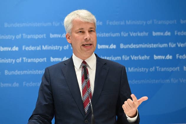 Bundesverkehrsminister Steffen BILGER waehrend der Pressekonferenz Bundesverkehrsminister Steffen Bilger laedt zum Spitzengespraech Niedrigwasser am 06.08.2026, Bonn Deutschand, *** Federal Minister of Transportation Steffen BILGER during the press conference Federal Minister of Transportation Steffen Bilger Hosts High-Level Meeting on Low Water Levels on August 6, 2026, in Bonn, Germany,