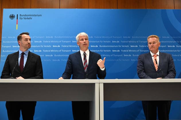 v.l. Steffen BAUER, CEO Geschaeftsfuehrer vonHGK Shipping, Bundesverkehrsminister Steffen BILGER, Jens SCHWANEN, Geschaeftsfuehrer BDB Bundesverband der deutschen Binnenschifffahrt, waehrend der Pressekonferenz Bundesverkehrsminister Steffen Bilger laedt zum Spitzengespraech Niedrigwasser am 06.08.2026, Bonn Deutschand, *** From left: Steffen BAUER, CEO and Managing Director of HGK Shipping; Federal Minister of Transport Steffen BILGER; Jens SCHWANEN, Managing Director of the BDB (Federal Association of German Inland Waterway Transport), during the press conference Federal Minister of Transport Steffen Bilger invites participants to a high-level meeting on low water levels on August 6, 2026, in Bonn, Germany,