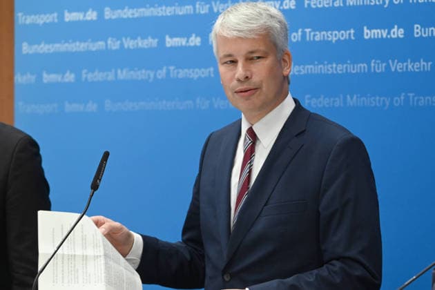 Bundesverkehrsminister Steffen BILGER waehrend der Pressekonferenz Bundesverkehrsminister Steffen Bilger laedt zum Spitzengespraech Niedrigwasser am 06.08.2026, Bonn Deutschand, *** Federal Minister of Transportation Steffen BILGER during the press conference Federal Minister of Transportation Steffen Bilger Hosts High-Level Meeting on Low Water Levels on August 6, 2026, Bonn, Germany,