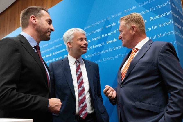 v.l. Steffen BAUER, CEO Geschaeftsfuehrer vonHGK Shipping, Bundesverkehrsminister Steffen BILGER, Jens SCHWANEN, Geschaeftsfuehrer BDB Bundesverband der deutschen Binnenschifffahrt, waehrend der Pressekonferenz Bundesverkehrsminister Steffen Bilger laedt zum Spitzengespraech Niedrigwasser am 06.08.2026, Bonn Deutschand, *** From left: Steffen BAUER, CEO and Managing Director of HGK Shipping; Federal Minister of Transport Steffen BILGER; Jens SCHWANEN, Managing Director of the BDB (Federal Association of German Inland Waterway Transport), during the press conference Federal Minister of Transport Steffen Bilger invites participants to a high-level discussion on low water levels on August 6, 2026, in Bonn, Germany,
