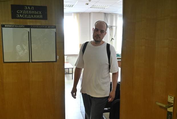 Russia Publishing House LGBT Literature Trial 9218243 06.08.2026 Former director of Popcorn Books and Individuum Print publishing houses, Dmitry Protopopov, listed as an extremist in Russia and accused of organizing the sale of LGBT-themed books, arrives for a hearing at the Perovsky District Court in Moscow, Russia. Ilya Pitalev Sputnik Moscow Russia  Copyright: xIlyaxPitalevx