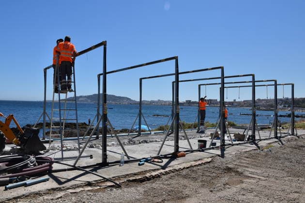 News Bilder des Tages Portable showers and restrooms are being installed at Trampolín Beach in Ceuta, where more than 1,000 migrants are still camping. Workers are installing portable showers and restrooms on August 6, 2026, in Ceuta, Spain. The local government has begun installing showers and restrooms on the esplanade near Trampolín Beach, which until now served as a parking lot, but will now be converted to provide basic services to the migrants remaining in the city. Ten restrooms and 30 showers will be set up, with water distributed via overhead sprayers, in addition to six faucets designed to facilitate access to water for other uses. Furthermore, there will be separate areas for men and women. AUGUST 6, 2026 MIGRATION CRISIS Gabriela Sardá Nún Ceuta Ceu  Copyright: xGabrielaxSardaxNunezx 7703829