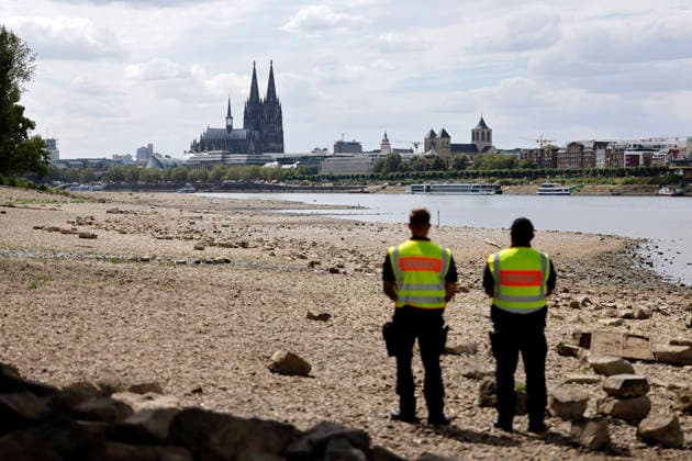 News Bilder des Tages Blick auf den abgesperrten Bereich des Flussufers am Rhein. Durch das Niedrigwasser ist im Rhein bei Köln-Deutz eine Weltkriegsbombe gefunden worden. Die amerikanische 5-Zentner-Bombe soll heute noch entschärft werden. Innerhalb eines 400-Meter-Radius ist alles abgesperrt - Mitarbeiter des Ordnungsamt kontrollieren die Eingänge. Der Kampfmittelbeseitigungsdienst Rheinland der Bezirksregierung Düsseldorf (KBD) und das Ordnungsamt der Stadt Köln sind vor Ort. (Themenbild, Symbolbild) Köln, 06.08.2026 NRW Deutschland *** View of the cordoned-off area along the banks of the Rhine. Due to low water levels, a World War II bomb has been found in the Rhine near Cologne-Deutz. The American 5-zentner bomb is scheduled to be defused today. Every Copyright: xChristophxHardtx