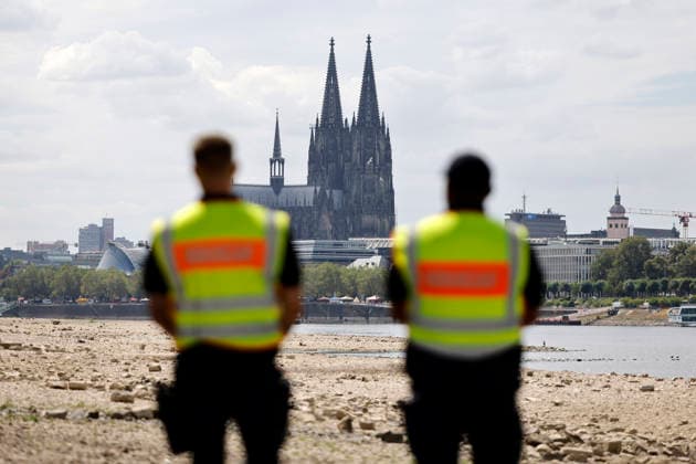 Blick auf den abgesperrten Bereich des Flussufers am Rhein. Durch das Niedrigwasser ist im Rhein bei Köln-Deutz eine Weltkriegsbombe gefunden worden. Die amerikanische 5-Zentner-Bombe soll heute noch entschärft werden. Innerhalb eines 400-Meter-Radius ist alles abgesperrt - Mitarbeiter des Ordnungsamt kontrollieren die Eingänge. Der Kampfmittelbeseitigungsdienst Rheinland der Bezirksregierung Düsseldorf (KBD) und das Ordnungsamt der Stadt Köln sind vor Ort. (Themenbild, Symbolbild) Köln, 06.08.2026 NRW Deutschland *** View of the cordoned-off area along the banks of the Rhine. Due to low water levels, a World War II bomb has been found in the Rhine near Cologne-Deutz. The American 5-zentner bomb is scheduled to be defused today. Every Copyright: xChristophxHardtx