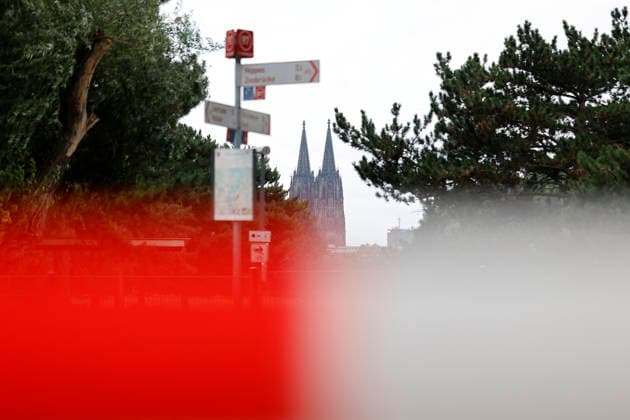 Blick auf den abgesperrten Bereich des Rheinpark am Rhein. Durch das Niedrigwasser ist im Rhein bei Köln-Deutz eine Weltkriegsbombe gefunden worden. Die amerikanische 5-Zentner-Bombe soll heute noch entschärft werden. Innerhalb eines 400-Meter-Radius ist alles abgesperrt - Mitarbeiter des Ordnungsamt kontrollieren die Eingänge. Der Kampfmittelbeseitigungsdienst Rheinland der Bezirksregierung Düsseldorf (KBD) und das Ordnungsamt der Stadt Köln sind vor Ort. (Themenbild, Symbolbild) Köln, 06.08.2026 NRW Deutschland *** View of the cordoned-off area of the Rheinpark on the Rhine. Due to low water levels, a World War II bomb was found in the Rhine near Cologne-Deutz. The American 5-zentner bomb is scheduled to be defused today. Everything Copyright: xChristophxHardtx