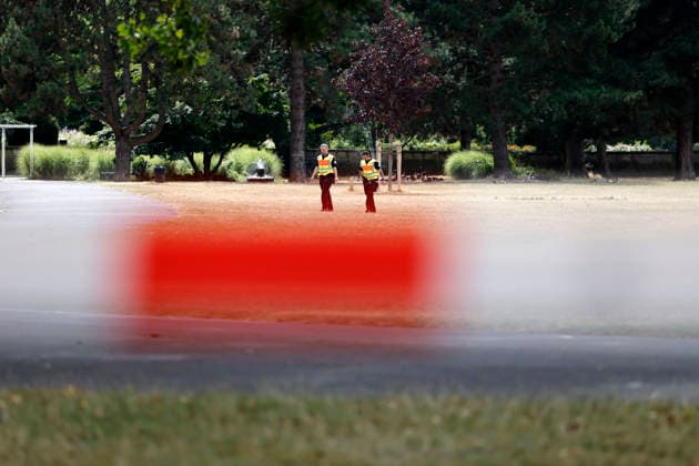Blick auf den abgesperrten Bereich des Rheinpark am Rhein. Durch das Niedrigwasser ist im Rhein bei Köln-Deutz eine Weltkriegsbombe gefunden worden. Die amerikanische 5-Zentner-Bombe soll heute noch entschärft werden. Innerhalb eines 400-Meter-Radius ist alles abgesperrt - Mitarbeiter des Ordnungsamt kontrollieren die Eingänge. Der Kampfmittelbeseitigungsdienst Rheinland der Bezirksregierung Düsseldorf (KBD) und das Ordnungsamt der Stadt Köln sind vor Ort. (Themenbild, Symbolbild) Köln, 06.08.2026 NRW Deutschland *** View of the cordoned-off area of the Rheinpark on the Rhine. Due to low water levels, a World War II bomb was found in the Rhine near Cologne-Deutz. The American 5-zentner bomb is scheduled to be defused today. Everything Copyright: xChristophxHardtx