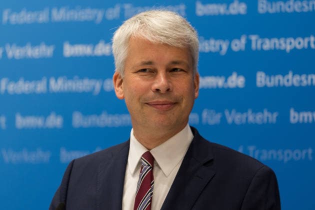 Spitzengespräch Niedrigwasser: Pressestatement mit Bilger, Bauer und Schwanen Pressestatement beim Spitzengespräch Niedrigwasser im Bundesministerium für Verkehr in Bonn mit Steffen Bauer (HGK), Bundesverkehrsminister Steffen Bilger (CDU, im Bild) und Jens Schwanen (BDB). Bonn Gronau Nordrhein-Westfalen Deutschland *** High-Level Meeting on Low Water Levels: Press Statement with Bilger, Bauer, and Schwanen Press statement at the high-level meeting on low water levels at the Federal Ministry of Transport in Bonn with Steffen Bauer (HGK), Federal Minister of Transport Steffen Bilger (CDU)—pictured—and Jens Schwanen (BDB Bonn-Gronau, North Rhine-Westphalia, Germany) Copyright: xMarcxJohnx
