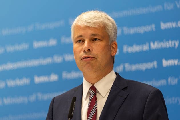 Spitzengespräch Niedrigwasser: Pressestatement mit Bilger, Bauer und Schwanen Pressestatement beim Spitzengespräch Niedrigwasser im Bundesministerium für Verkehr in Bonn mit Steffen Bauer (HGK), Bundesverkehrsminister Steffen Bilger (CDU, im Bild) und Jens Schwanen (BDB). Bonn Gronau Nordrhein-Westfalen Deutschland *** High-Level Meeting on Low Water Levels: Press Statement with Bilger, Bauer, and Schwanen Press statement at the high-level meeting on low water levels at the Federal Ministry of Transport in Bonn with Steffen Bauer (HGK), Federal Minister of Transport Steffen Bilger (CDU)—pictured—and Jens Schwanen (BDB Bonn-Gronau, North Rhine-Westphalia, Germany) Copyright: xMarcxJohnx