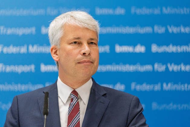 Spitzengespräch Niedrigwasser: Pressestatement mit Bilger, Bauer und Schwanen Pressestatement beim Spitzengespräch Niedrigwasser im Bundesministerium für Verkehr in Bonn mit Steffen Bauer (HGK), Bundesverkehrsminister Steffen Bilger (CDU, im Bild) und Jens Schwanen (BDB). Bonn Gronau Nordrhein-Westfalen Deutschland *** High-Level Meeting on Low Water Levels: Press Statement with Bilger, Bauer, and Schwanen Press statement at the high-level meeting on low water levels at the Federal Ministry of Transport in Bonn with Steffen Bauer (HGK), Federal Minister of Transport Steffen Bilger (CDU)—pictured—and Jens Schwanen (BDB Bonn-Gronau, North Rhine-Westphalia, Germany) Copyright: xMarcxJohnx