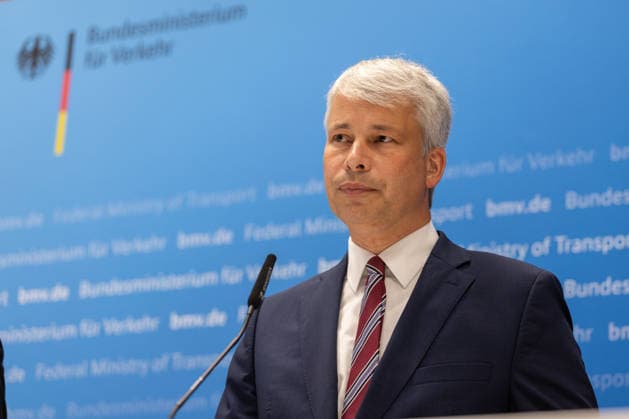 Spitzengespräch Niedrigwasser: Pressestatement mit Bilger, Bauer und Schwanen Pressestatement beim Spitzengespräch Niedrigwasser im Bundesministerium für Verkehr in Bonn mit Steffen Bauer (HGK), Bundesverkehrsminister Steffen Bilger (CDU, im Bild) und Jens Schwanen (BDB). Bonn Gronau Nordrhein-Westfalen Deutschland *** High-Level Meeting on Low Water Levels: Press Statement with Bilger, Bauer, and Schwanen Press statement at the high-level meeting on low water levels at the Federal Ministry of Transport in Bonn with Steffen Bauer (HGK), Federal Minister of Transport Steffen Bilger (CDU)—pictured—and Jens Schwanen (BDB Bonn-Gronau, North Rhine-Westphalia, Germany) Copyright: xMarcxJohnx