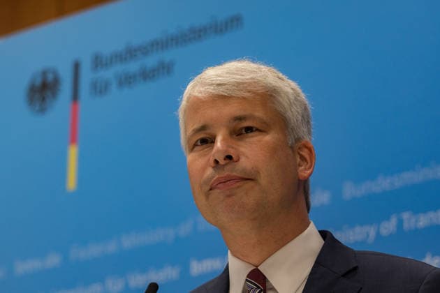 Spitzengespräch Niedrigwasser: Pressestatement mit Bilger, Bauer und Schwanen Pressestatement beim Spitzengespräch Niedrigwasser im Bundesministerium für Verkehr in Bonn mit Steffen Bauer (HGK), Bundesverkehrsminister Steffen Bilger (CDU, im Bild) und Jens Schwanen (BDB). Bonn Gronau Nordrhein-Westfalen Deutschland *** High-Level Meeting on Low Water Levels: Press Statement with Bilger, Bauer, and Schwanen Press statement at the high-level meeting on low water levels at the Federal Ministry of Transport in Bonn with Steffen Bauer (HGK), Federal Minister of Transport Steffen Bilger (CDU)—pictured—and Jens Schwanen (BDB Bonn-Gronau, North Rhine-Westphalia, Germany) Copyright: xMarcxJohnx