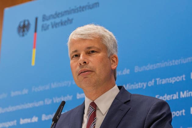 Spitzengespräch Niedrigwasser: Pressestatement mit Bilger, Bauer und Schwanen Pressestatement beim Spitzengespräch Niedrigwasser im Bundesministerium für Verkehr in Bonn mit Steffen Bauer (HGK), Bundesverkehrsminister Steffen Bilger (CDU, im Bild) und Jens Schwanen (BDB). Bonn Gronau Nordrhein-Westfalen Deutschland *** High-Level Meeting on Low Water Levels: Press Statement with Bilger, Bauer, and Schwanen Press statement at the high-level meeting on low water levels at the Federal Ministry of Transport in Bonn with Steffen Bauer (HGK), Federal Minister of Transport Steffen Bilger (CDU)—pictured—and Jens Schwanen (BDB Bonn-Gronau, North Rhine-Westphalia, Germany) Copyright: xMarcxJohnx