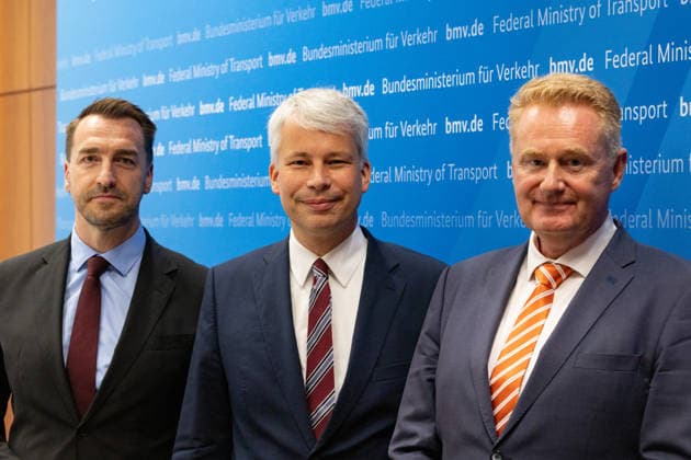 Spitzengespräch Niedrigwasser: Pressestatement mit Bilger, Bauer und Schwanen Pressestatement beim Spitzengespräch Niedrigwasser im Bundesministerium für Verkehr in Bonn (v.l.n.r.): Steffen Bauer, Vorstandsvorsitzender der Häfen und Güterverkehr Köln AG (HGK), Bundesverkehrsminister Steffen Bilger (CDU) und Jens Schwanen, Geschäftsführer des Bundesverbands der Deutschen Binnenschifffahrt (BDB). Bonn Gronau Nordrhein-Westfalen Deutschland *** High-Level Meeting on Low Water Levels: Press Statement with Bilger, Bauer, and Schwanen Press statement at the high-level meeting on low water levels at the Federal Ministry of Transport in Bonn; from left to right: Steffen Bauer, CEO of Häfen und Güterverkehr Köln AG (HGK), Federal Minister of Copyright: xMarcxJohnx