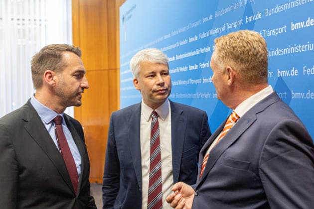 Spitzengespräch Niedrigwasser: Pressestatement mit Bilger, Bauer und Schwanen Pressestatement beim Spitzengespräch Niedrigwasser im Bundesministerium für Verkehr in Bonn (v.l.n.r.): Steffen Bauer, Vorstandsvorsitzender der Häfen und Güterverkehr Köln AG (HGK), Bundesverkehrsminister Steffen Bilger (CDU) und Jens Schwanen, Geschäftsführer des Bundesverbands der Deutschen Binnenschifffahrt (BDB). Bonn Gronau Nordrhein-Westfalen Deutschland *** High-Level Meeting on Low Water Levels: Press Statement with Bilger, Bauer, and Schwanen Press statement at the high-level meeting on low water levels at the Federal Ministry of Transport in Bonn; from left to right: Steffen Bauer, CEO of Häfen und Güterverkehr Köln AG (HGK), Federal Minister of Copyright: xMarcxJohnx