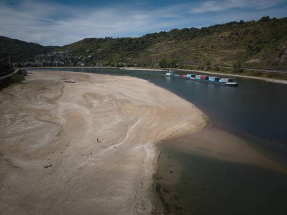 News Bilder des Tages Der Jungfrauengrund bei Oberwesel ist eine riesige Sandbank. Zu Zeit führt das Niedrigwasser zum massiven Einschränkungen der Schifffahrt . Niedrigwasser am. Mittelrhein *** The Jungfrauengrund near Oberwesel is a huge sandbar. Currently, low water levels are causing massive restrictions on navigation. Low water levels on the Middle Rhine DJI_0423.jpg