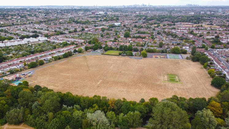 Heatwave causes parks and green spaces to dry out in London LONDON, UNITED KINGDOM - AUGUST 6: An aerial view of parched and yellowed grass across a park following heatwaves and prolonged lack of rainfall in London, United Kingdom on August 6, 2026. Attention has turned to the impact of hot and dry weather conditions on green spaces after the UK Environment Agency declared a drought in London and surrounding regions. Rasid Necati Aslim Anadolu London United Kingdom. Editorial use only. Please get in touch for any other usage.  Copyright: x2026xAnadoluxRaÅüidxNecatixAslÄ±mx