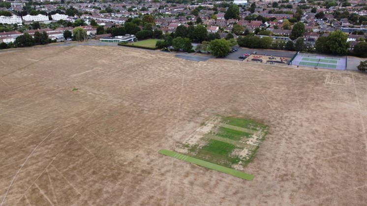 Heatwave causes parks and green spaces to dry out in London LONDON, UNITED KINGDOM - AUGUST 6: An aerial view of parched and yellowed grass across a park following heatwaves and prolonged lack of rainfall in London, United Kingdom on August 6, 2026. Attention has turned to the impact of hot and dry weather conditions on green spaces after the UK Environment Agency declared a drought in London and surrounding regions. Rasid Necati Aslim Anadolu London United Kingdom. Editorial use only. Please get in touch for any other usage.  Copyright: x2026xAnadoluxRaÅüidxNecatixAslÄ±mx