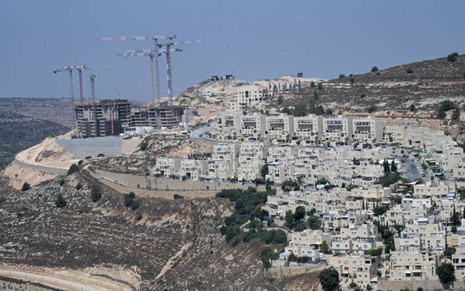 News Bilder des Tages A view of thousands of residential units under construction in the new neighborhood Givat HaShalvah in the Givat Zeev Settlement in the West Bank, near Jerusalem and Ramallah, on Thursday, August 6, 2026.  JER2026080604 DEBBIExHILL