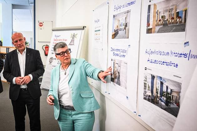 Vorstellung des Pilotprojekts Reorganisation Bürgerämter ** NUR FÜR REDAKTIONELLE ZWECKE ** EDITORIAL USE ONLY **<p> Berlins Regierender Bürgermeister Kai Wegner (l, CDU spricht im Bürgeramt des Rathauses Schöneberg während einer Pressekonferenz zum Pilotprojekt Reorganisation Bürgerämter 2030 neben einem Amtsleiterin Janet Schütz. Die in dem Projekt gewonnenen Erkenntnisse sollen die Grundlage für die Modernisierung weiterer Standorte bilden., fotografiert am 06.08.2026 in Berlin. Berlin Berlin Berlin Copyright: MaurizioxGambarini *** Presentation of the Pilot Project to Reorganize Citizens Offices ** FOR EDITORIAL PURPOSES ONLY ** EDITORIAL USE ONLY ** p Berlin’s Governing Mayor Kai Wegner (CDU) speaks at the citizens’ s Copyright: MaurizioxGambarini doc871jjcevtpkf2klrst7 ,EDITORIAL USE ONLY