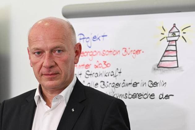 News Bilder des Tages Vorstellung des Pilotprojekts Reorganisation Bürgerämter ** NUR FÜR REDAKTIONELLE ZWECKE ** EDITORIAL USE ONLY **<p> Berlins Regierender Bürgermeister Kai Wegner spricht im Bürgeramt des Rathauses Schöneberg während einer Pressekonferenz zum Pilotprojekt Reorganisation Bürgerämter 2030 . Die in dem Projekt gewonnenen Erkenntnisse sollen die Grundlage für die Modernisierung weiterer Standorte bilden., fotografiert am 06.08.2026 in Berlin. Berlin Berlin Berlin Copyright: MaurizioxGambarini *** Presentation of the Pilot Project: Reorganization of Citizens Offices ** FOR EDITORIAL USE ONLY ** EDITORIAL USE ONLY ** p Berlin’s Governing Mayor Kai Wegner speaks at the citizens’ service center in Schöneberg City Hall during a press Copyright: MaurizioxGambarini doc871jl7veptx145v8gswg ,EDITORIAL USE ONLY