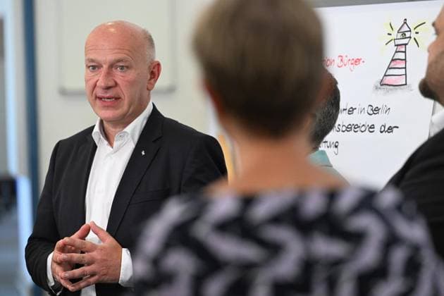 Vorstellung des Pilotprojekts Reorganisation Bürgerämter ** NUR FÜR REDAKTIONELLE ZWECKE ** EDITORIAL USE ONLY **<p> Berlins Regierender Bürgermeister Kai Wegner spricht im Bürgeramt des Rathauses Schöneberg während einer Pressekonferenz zum Pilotprojekt Reorganisation Bürgerämter 2030 . Die in dem Projekt gewonnenen Erkenntnisse sollen die Grundlage für die Modernisierung weiterer Standorte bilden., fotografiert am 06.08.2026 in Berlin. Berlin Berlin Berlin Copyright: MaurizioxGambarini *** Presentation of the Pilot Project: Reorganization of Citizens Offices ** FOR EDITORIAL USE ONLY ** EDITORIAL USE ONLY ** p Berlin’s Governing Mayor Kai Wegner speaks at the citizens’ service center in Schöneberg City Hall during a press Copyright: MaurizioxGambarini doc871jnzm4d4yb2xnauay ,EDITORIAL USE ONLY