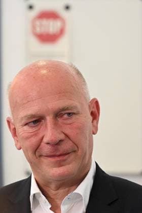 Vorstellung des Pilotprojekts Reorganisation Bürgerämter ** NUR FÜR REDAKTIONELLE ZWECKE ** EDITORIAL USE ONLY **<p> Berlins Regierender Bürgermeister Kai Wegner spricht im Bürgeramt des Rathauses Schöneberg während einer Pressekonferenz zum Pilotprojekt Reorganisation Bürgerämter 2030 . Die in dem Projekt gewonnenen Erkenntnisse sollen die Grundlage für die Modernisierung weiterer Standorte bilden., fotografiert am 06.08.2026 in Berlin. Berlin Berlin Berlin Copyright: MaurizioxGambarini *** Presentation of the Pilot Project: Reorganization of Citizens Offices ** FOR EDITORIAL USE ONLY ** EDITORIAL USE ONLY ** p Berlin’s Governing Mayor Kai Wegner speaks at the citizens’ service center in Schöneberg City Hall during a press Copyright: MaurizioxGambarini doc871jnzrlqeuz7zcyt0d ,EDITORIAL USE ONLY
