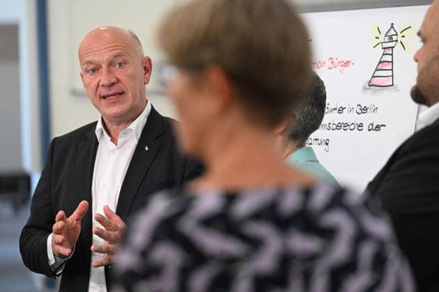 Vorstellung des Pilotprojekts Reorganisation Bürgerämter ** NUR FÜR REDAKTIONELLE ZWECKE ** EDITORIAL USE ONLY **<p> Berlins Regierender Bürgermeister Kai Wegner spricht im Bürgeramt des Rathauses Schöneberg während einer Pressekonferenz zum Pilotprojekt Reorganisation Bürgerämter 2030 . Die in dem Projekt gewonnenen Erkenntnisse sollen die Grundlage für die Modernisierung weiterer Standorte bilden., fotografiert am 06.08.2026 in Berlin. Berlin Berlin Berlin Copyright: MaurizioxGambarini *** Presentation of the Pilot Project: Reorganization of Citizens Offices ** FOR EDITORIAL USE ONLY ** EDITORIAL USE ONLY ** p Berlin’s Governing Mayor Kai Wegner speaks at the citizens’ service center in Schöneberg City Hall during a press Copyright: MaurizioxGambarini doc871jnzjppqo16oijft3e ,EDITORIAL USE ONLY