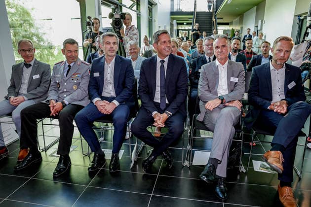 FiberBridge Photonics realisiert die Serienfertigung für militärische Hochleistungslasersysteme zur Drohnenabwehr Serienfertigung militärischer Hochleistungslasersysteme, für die Drohnenabwehr der europäischen und internationalen Verteidigungsindustrie, Abwehr von Drohnenschwärmen. Einweihung (v.l.n.r.) Christoph Stein Technischer Regierungsdirektor WTD 91; Oberst Frank Wachter, Kommandeur des Landeskommandos Niedersachsen der Bundeswehr; Dr.-Ing. Thomas Theeg, Geschäftsführer FiberBridge Photonics GmbH, Olaf Lies, Niedersächsischer Ministerpräsident, Frank Dosquet, Direktor, Wehrtechnische Dienststelle (WTD 91) für Waffen und Munition der Bundeswehr; Armin Sternberg, Technischer Regierungsdirektor WTD 91. Hollerithallee 17, 3041