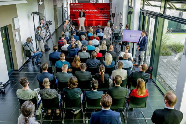 FiberBridge Photonics realisiert die Serienfertigung für militärische Hochleistungslasersysteme zur Drohnenabwehr Serienfertigung militärischer Hochleistungslasersysteme, für die Drohnenabwehr der europäischen und internationalen Verteidigungsindustrie, Abwehr von Drohnenschwärmen. Geladene Gäste. Rede Olaf Lies, Niedersächsischer Ministerpräsident auf der Bühne. Hollerithallee 17, 30419 Hannove Firma FiberBridge Photonics Niedersachsen, Region Hannover Germany *** FiberBridge Photonics Begins Mass Production of High-Power Military Laser Systems for Drone Defense Mass production of high-power military laser systems for drone defense in the European and international defense industries, defense against drone swarms Distinguished gu