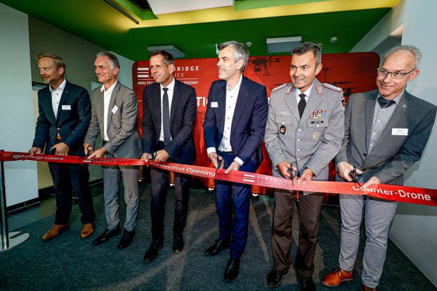 FiberBridge Photonics realisiert die Serienfertigung für militärische Hochleistungslasersysteme zur Drohnenabwehr Serienfertigung militärischer Hochleistungslasersysteme, für die Drohnenabwehr der europäischen und internationalen Verteidigungsindustrie, Abwehr von Drohnenschwärmen. Durchschneiden eines roten Bandes Hollerithallee 17, 30419 Hannove Firma FiberBridge Photonics Niedersachsen, Region Hannover Germany *** FiberBridge Photonics is launching mass production of high-power military laser systems for drone defense. Mass production of high-power military laser systems for drone defense in the European and international defense industries, Defense against drone swarms; ribbon-cutting ceremony at Hollerithallee 17, 30419 Hanover;