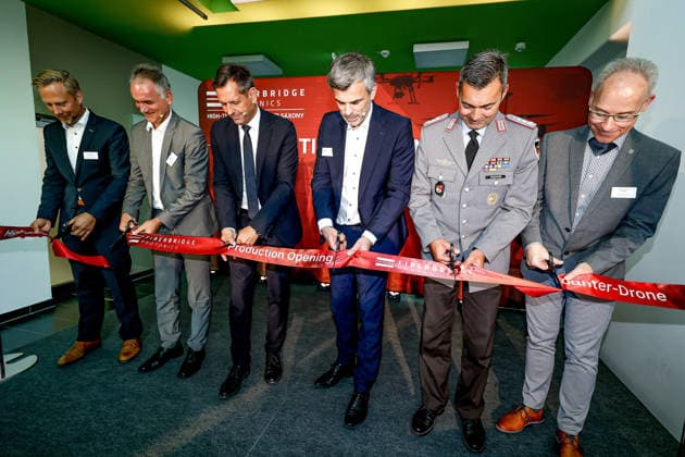 News Bilder des Tages FiberBridge Photonics realisiert die Serienfertigung für militärische Hochleistungslasersysteme zur Drohnenabwehr Serienfertigung militärischer Hochleistungslasersysteme, für die Drohnenabwehr der europäischen und internationalen Verteidigungsindustrie, Abwehr von Drohnenschwärmen. Durchschneiden eines roten Bandes Hollerithallee 17, 30419 Hannove Firma FiberBridge Photonics Niedersachsen, Region Hannover Germany *** FiberBridge Photonics is launching mass production of high-power military laser systems for drone defense. Mass production of high-power military laser systems for drone defense in the European and international defense industries, Defense against drone swarms; ribbon-cutting ceremony at Hollerithallee 17, 30419 Hanover;