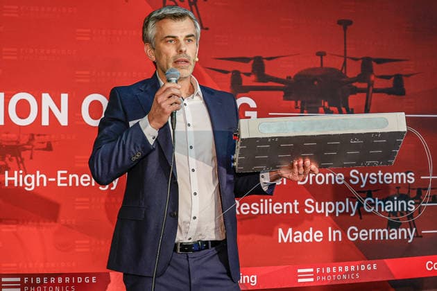 News Bilder des Tages FiberBridge Photonics realisiert die Serienfertigung für militärische Hochleistungslasersysteme zur Drohnenabwehr Serienfertigung militärischer Hochleistungslasersysteme, für die Drohnenabwehr der europäischen und internationalen Verteidigungsindustrie, Abwehr von Drohnenschwärmen. Dr.-Ing. Thomas Theeg, Geschäftsführer FiberBridge Photonics GmbH mit einem Laser-Verstärker. Hollerithallee 17, 30419 Hannove Firma FiberBridge Photonics Niedersachsen, Region Hannover Germany *** FiberBridge Photonics Begins Mass Production of High-Power Military Laser Systems for Drone Defense Mass production of high-power military laser systems for drone defense in the European and international defense industries, Defense against drone swarms Dr. In