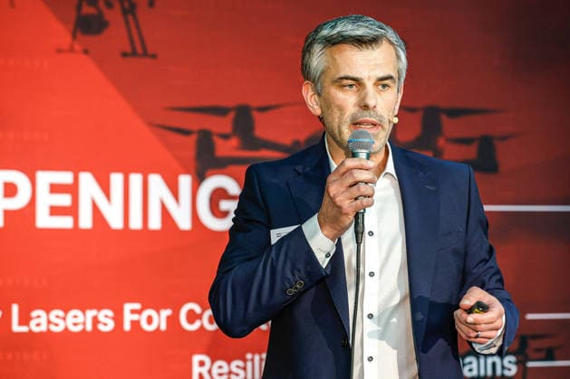 FiberBridge Photonics realisiert die Serienfertigung für militärische Hochleistungslasersysteme zur Drohnenabwehr Serienfertigung militärischer Hochleistungslasersysteme, für die Drohnenabwehr der europäischen und internationalen Verteidigungsindustrie, Abwehr von Drohnenschwärmen. Rede Dr.-Ing. Thomas Theeg, Geschäftsführer FiberBridge Photonics GmbH, Hollerithallee 17, 30419 Hannove Firma FiberBridge Photonics Niedersachsen, Region Hannover Germany *** FiberBridge Photonics Begins Mass Production of High-Power Military Laser Systems for Drone Defense Mass production of high-power military laser systems for drone defense in the European and international defense industry, Defense against drone swarms Speech by Dr. Ing. Thomas Theeg