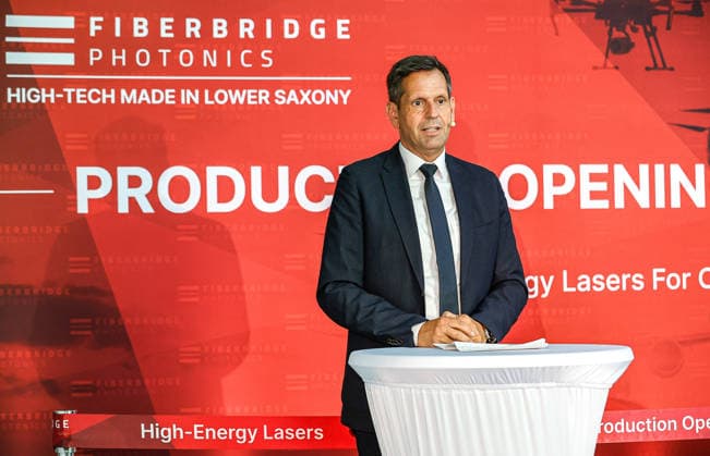 FiberBridge Photonics realisiert die Serienfertigung für militärische Hochleistungslasersysteme zur Drohnenabwehr Serienfertigung militärischer Hochleistungslasersysteme, für die Drohnenabwehr der europäischen und internationalen Verteidigungsindustrie, Abwehr von Drohnenschwärmen. Rede Olaf Lies, Niedersächsischer Ministerpräsident Hollerithallee 17, 30419 Hannove Firma FiberBridge Photonics Niedersachsen, Region Hannover Germany *** FiberBridge Photonics is launching mass production of high-power military laser systems for drone defense. Mass production of high-power military laser systems for drone defense in the European and international defense industries, including defense against drone swarms. Speech by Olaf Lies, Minister P