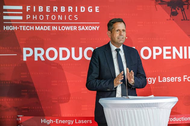 FiberBridge Photonics realisiert die Serienfertigung für militärische Hochleistungslasersysteme zur Drohnenabwehr Serienfertigung militärischer Hochleistungslasersysteme, für die Drohnenabwehr der europäischen und internationalen Verteidigungsindustrie, Abwehr von Drohnenschwärmen. Rede Olaf Lies, Niedersächsischer Ministerpräsident Hollerithallee 17, 30419 Hannove Firma FiberBridge Photonics Niedersachsen, Region Hannover Germany *** FiberBridge Photonics is launching mass production of high-power military laser systems for drone defense. Mass production of high-power military laser systems for drone defense in the European and international defense industries, including defense against drone swarms. Speech by Olaf Lies, Minister P