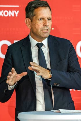 FiberBridge Photonics realisiert die Serienfertigung für militärische Hochleistungslasersysteme zur Drohnenabwehr Serienfertigung militärischer Hochleistungslasersysteme, für die Drohnenabwehr der europäischen und internationalen Verteidigungsindustrie, Abwehr von Drohnenschwärmen. Rede Olaf Lies, Niedersächsischer Ministerpräsident Hollerithallee 17, 30419 Hannove Firma FiberBridge Photonics Niedersachsen, Region Hannover Germany *** FiberBridge Photonics is launching mass production of high-power military laser systems for drone defense. Mass production of high-power military laser systems for drone defense in the European and international defense industries, including defense against drone swarms. Speech by Olaf Lies, Minister P