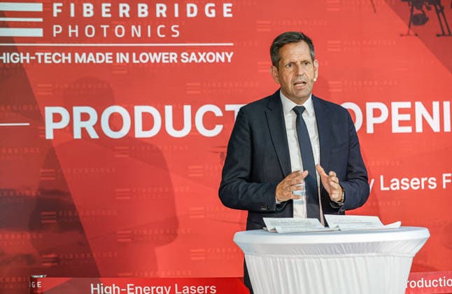 FiberBridge Photonics realisiert die Serienfertigung für militärische Hochleistungslasersysteme zur Drohnenabwehr Serienfertigung militärischer Hochleistungslasersysteme, für die Drohnenabwehr der europäischen und internationalen Verteidigungsindustrie, Abwehr von Drohnenschwärmen. Rede Olaf Lies, Niedersächsischer Ministerpräsident Hollerithallee 17, 30419 Hannove Firma FiberBridge Photonics Niedersachsen, Region Hannover Germany *** FiberBridge Photonics is launching mass production of high-power military laser systems for drone defense. Mass production of high-power military laser systems for drone defense in the European and international defense industries, including defense against drone swarms. Speech by Olaf Lies, Minister P