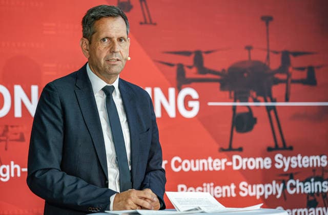 FiberBridge Photonics realisiert die Serienfertigung für militärische Hochleistungslasersysteme zur Drohnenabwehr Serienfertigung militärischer Hochleistungslasersysteme, für die Drohnenabwehr der europäischen und internationalen Verteidigungsindustrie, Abwehr von Drohnenschwärmen. Rede Olaf Lies, Niedersächsischer Ministerpräsident Hollerithallee 17, 30419 Hannove Firma FiberBridge Photonics Niedersachsen, Region Hannover Germany *** FiberBridge Photonics is launching mass production of high-power military laser systems for drone defense. Mass production of high-power military laser systems for drone defense in the European and international defense industries, including defense against drone swarms. Speech by Olaf Lies, Minister P