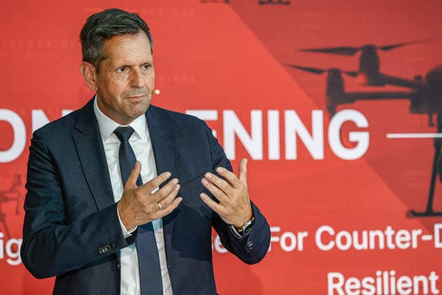 FiberBridge Photonics realisiert die Serienfertigung für militärische Hochleistungslasersysteme zur Drohnenabwehr Serienfertigung militärischer Hochleistungslasersysteme, für die Drohnenabwehr der europäischen und internationalen Verteidigungsindustrie, Abwehr von Drohnenschwärmen. Rede Olaf Lies, Niedersächsischer Ministerpräsident Hollerithallee 17, 30419 Hannove Firma FiberBridge Photonics Niedersachsen, Region Hannover Germany *** FiberBridge Photonics is launching mass production of high-power military laser systems for drone defense. Mass production of high-power military laser systems for drone defense in the European and international defense industries, including defense against drone swarms. Speech by Olaf Lies, Minister P