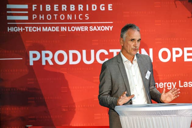 FiberBridge Photonics realisiert die Serienfertigung für militärische Hochleistungslasersysteme zur Drohnenabwehr Serienfertigung militärischer Hochleistungslasersysteme, für die Drohnenabwehr der europäischen und internationalen Verteidigungsindustrie, Abwehr von Drohnenschwärmen. Rede Frank Dosquet, Direktor, Wehrtechnische Dienststelle (WTD 91) für Waffen und Munition der Bundeswehr Hollerithallee 17, 30419 Hannove Firma FiberBridge Photonics Niedersachsen, Region Hannover Germany *** FiberBridge Photonics Begins Mass Production of High-Power Military Laser Systems for Drone Defense Mass production of high-power military laser systems for drone defense in the European and international defense industries, including defense against