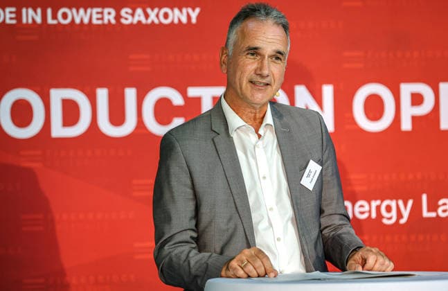 FiberBridge Photonics realisiert die Serienfertigung für militärische Hochleistungslasersysteme zur Drohnenabwehr Serienfertigung militärischer Hochleistungslasersysteme, für die Drohnenabwehr der europäischen und internationalen Verteidigungsindustrie, Abwehr von Drohnenschwärmen. Rede Frank Dosquet, Direktor, Wehrtechnische Dienststelle (WTD 91) für Waffen und Munition der Bundeswehr Hollerithallee 17, 30419 Hannove Firma FiberBridge Photonics Niedersachsen, Region Hannover Germany *** FiberBridge Photonics Begins Mass Production of High-Power Military Laser Systems for Drone Defense Mass production of high-power military laser systems for drone defense in the European and international defense industries, including defense against