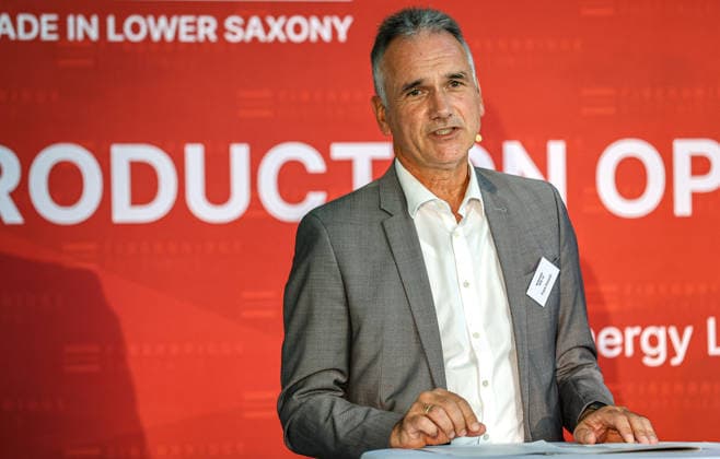 FiberBridge Photonics realisiert die Serienfertigung für militärische Hochleistungslasersysteme zur Drohnenabwehr Serienfertigung militärischer Hochleistungslasersysteme, für die Drohnenabwehr der europäischen und internationalen Verteidigungsindustrie, Abwehr von Drohnenschwärmen. Rede Frank Dosquet, Direktor, Wehrtechnische Dienststelle (WTD 91) für Waffen und Munition der Bundeswehr Hollerithallee 17, 30419 Hannove Firma FiberBridge Photonics Niedersachsen, Region Hannover Germany *** FiberBridge Photonics Begins Mass Production of High-Power Military Laser Systems for Drone Defense Mass production of high-power military laser systems for drone defense in the European and international defense industries, including defense against