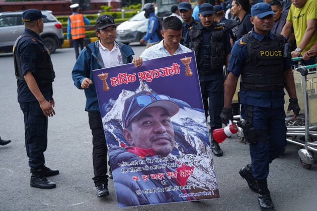News Bilder des Tages August 6, 2026, Kathmandu, Bagmati, Nepal: The body of mountaineer Pur Bahadur Gurung (Yukt), who lost his life while climbing the Broad Peak mountain, has been brought home. Gurung, Nirmal Purja and six Nepali mountaineers, including 10 others, died in the Broad Peak avalanche. Kathmandu Nepal - ZUMAa308 20260806_znp_a308_003 Copyright: xChandraxBahadurxAlex
