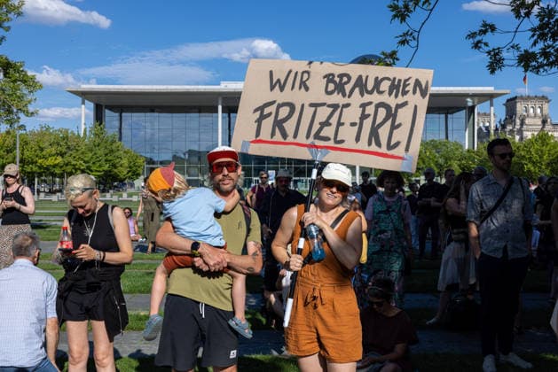 Fridays for Future Berlin - Hitzedemo. Deutschland, Berlin am 6. August 2026: Eine Familie (Eltern und ein kleines Kind) Halten ein Schild Hoch Wir brauchen Fritze-Frei . Vor dem Kanzleramt protestieren Klimaaktivistinnen und Klimaaktivisten unter dem Motto Klimakrise eskaliert, Kanzler schweigt?!. Sie verlangen verstärkte Klimaschutzmaßnahmen, einen schnellen politischen Hitzeschutz sowie einen konsequenten Ausstieg aus fossilen Energien. *** Fridays for Future Berlin Heat Protest, Germany, Berlin, August 6, 2026. A family—parents and a small child—hold up a sign reading We Need Fritze Frei. In front of the Chancellery, climate activists protest under the slogan The Climate Crisis Is Escalating, Chancellor Remains Silent. T