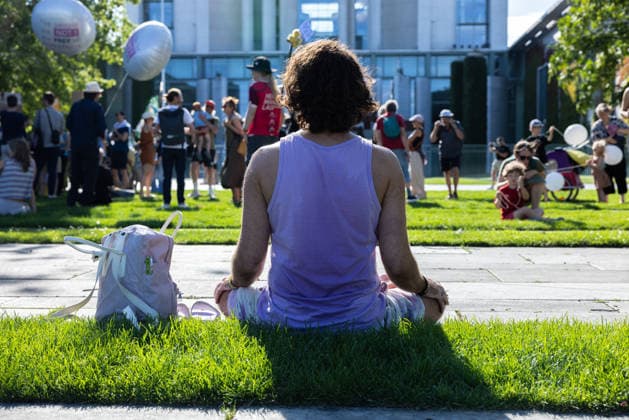 Fridays for Future Berlin - Hitzedemo. Deutschland, Berlin am 6. August 2026: Ein Mann in Yoga Position vorm Demo. Vor dem Kanzleramt protestieren Klimaaktivistinnen und Klimaaktivisten unter dem Motto Klimakrise eskaliert, Kanzler schweigt?!. Sie verlangen verstärkte Klimaschutzmaßnahmen, einen schnellen politischen Hitzeschutz sowie einen konsequenten Ausstieg aus fossilen Energien. *** Fridays for Future Berlin Heat Protest Germany, Berlin, August 6, 2026: A man in a yoga pose in front of the demonstration. In front of the Chancellery, climate activists are protesting under the slogan Climate Crisis Escalates, Chancellor Remains Silent. They are demanding stronger climate protection measures, rapid political action to combat