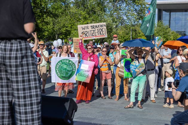 Fridays for Future Berlin - Hitzedemo. Deutschland, Berlin am 6. August 2026: Vor dem Kanzleramt protestieren Klimaaktivistinnen und Klimaaktivisten unter dem Motto Klimakrise eskaliert, Kanzler schweigt?!. Sie verlangen verstärkte Klimaschutzmaßnahmen, einen schnellen politischen Hitzeschutz sowie einen konsequenten Ausstieg aus fossilen Energien. *** Fridays for Future Berlin Heat Protest Germany, Berlin, August 6, 2026: Climate activists are protesting in front of the Chancellery under the slogan Climate Crisis Escalates, Chancellor Remains Silent. They are demanding stronger climate protection measures, rapid political action to combat heat waves, and a consistent phase-out of fossil fuels.