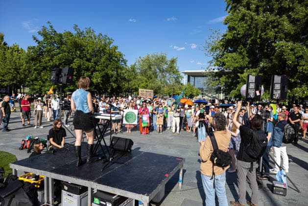 Fridays for Future Berlin - Hitzedemo. Deutschland, Berlin am 6. August 2026: Vor dem Kanzleramt protestieren Klimaaktivistinnen und Klimaaktivisten unter dem Motto Klimakrise eskaliert, Kanzler schweigt?!. Sie verlangen verstärkte Klimaschutzmaßnahmen, einen schnellen politischen Hitzeschutz sowie einen konsequenten Ausstieg aus fossilen Energien. *** Fridays for Future Berlin Heat Protest Germany, Berlin, August 6, 2026: Climate activists are protesting in front of the Chancellery under the slogan Climate Crisis Escalates, Chancellor Remains Silent. They are demanding stronger climate protection measures, rapid political action to combat heat waves, and a consistent phase-out of fossil fuels.
